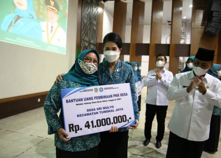 Ketua TP PKK Kabupaten Muba Thia Yufada Dodi Reza bersama Sekda Muba Apriyadi seusai menyerahkan bantuan uang pembinaan secara simbolis kepada TP PKK Desa di Opproom Pemkab Muba, Selasa (6/4/2021). (fornews.co/humas pemkab muba)