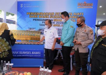 Sekda Muba Apriyadi melihat Penarikan Undian Grand Prize Tabungan Pesirah periode 2020 di kantor Bank Sumsel Babel Cabang Sekayu, Kabupaten Musi Banyuasin, Rabu (7/4/2021). (fornews.co/humas pemkab muba)