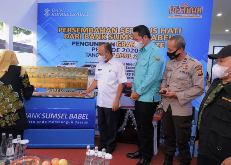 Sekda Muba Apriyadi melihat Penarikan Undian Grand Prize Tabungan Pesirah periode 2020 di kantor Bank Sumsel Babel Cabang Sekayu, Kabupaten Musi Banyuasin, Rabu (7/4/2021). (fornews.co/humas pemkab muba)