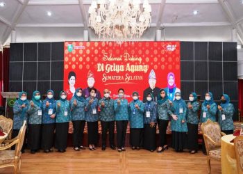 Ketua TP PKK Sumsel Febrita Lustia berfoto bersama Ketua TP PKK se-Sumsel pada pembukaan Rakerda X TP PKK se-Sumsel di Griya Agung Palembang, Rabu (7/4/2021). (fornews.co/humas pemkab muba)