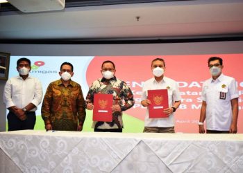 Bupati Muba Dodi Reza Alex dan perwakilan SKK Migas menunjukkan MoU yang sudah ditandatangani di kantor pusat SKK Migas, Gedung Wisma Mulia, Jakarta Selatan, Kamis (8/4/2021). (fornews.co/humas pemkab muba)