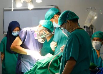 Tim dokter RSUD Sekayu saat melakukan operasi bibir sumbing, Sabtu (10/4/2021). (fornews.co/humas pemkab muba)