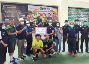 Tim tenis Sumsel berhasil menjadi juara umum turnamen tenis se-Sumatra Piala Rektor Universitas Negeri Padang, Minggu (11/4/2021). (fornews.co/humas pelti sumsel)
