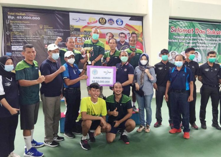 Tim tenis Sumsel berhasil menjadi juara umum turnamen tenis se-Sumatra Piala Rektor Universitas Negeri Padang, Minggu (11/4/2021). (fornews.co/humas pelti sumsel)