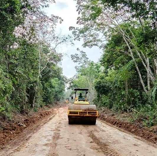 Operator alat berat melakukan pengerasan ruas Jalan Sri Damai - Mekar Jaya, Kecamatan Keluang. (fornews.co/humas pemkab muba)
