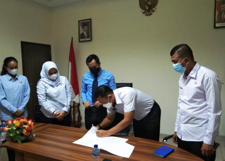 Kepala BPPRD Kabupaten Muba Riki Junaidi menandatangani Surat Kuasa Khusus untuk Kejari Muba membantu melakukan penagihan pajak daerah yang tertunggak, Senin (12/4/2021). (fornews.co/humas pemkab muba)