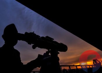Petugas Kemenag Sumsel memantau matahari terbenam di Palembang untuk melihat posisi hilal bulan Ramadan 1442H. (matakamera/fornews.co/mushaful imam)