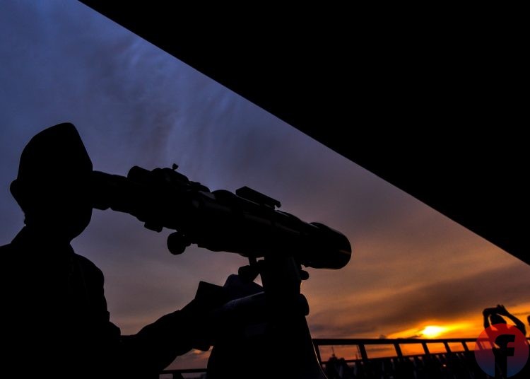 Petugas Kemenag Sumsel memantau matahari terbenam di Palembang untuk melihat posisi hilal bulan Ramadan 1442H. (matakamera/fornews.co/mushaful imam)