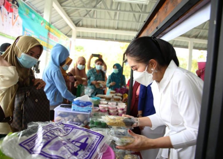 Ketua TP PKK Muba Thia Yufada memilih camilan yang dijual di Pasar Beduk di lapangan Gelanggang Remaja Sekayu, Selasa (13/4/2021). (fornews.co/humas pemkab muba)