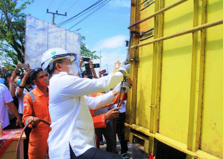 Bupati Muba Dodi Reza Alex memotong bak kendaraan ODOL dengan las pada Deklarasi Mendukung Zero ODOL Tahun 2023 di Wilayah Kabupaten Muba, Rabu (14/4/2021). (fornews.co/humas pemkab muba)