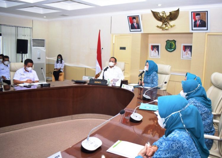 Bupati Muba Dodi Reza Alex saat menerima audiensi Ketua TP PKK Muba Thia Yufada dan pengurus, Rabu (14/4/2021). (fornews.co/humas pemkab muba)