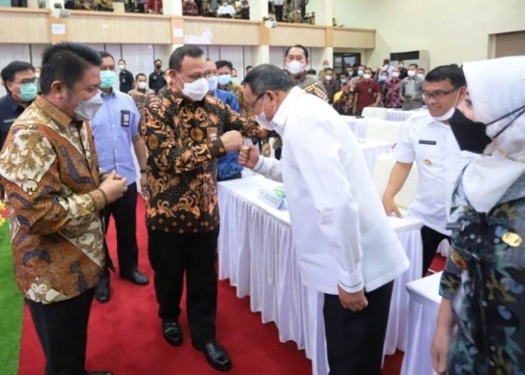 Bupati Muba Dodi Reza Alex menyapa Ketua KPK Firli Bahuri saat audiensi Ketua KPK bersama Kepala Daerah se-Sumatra Selatan di Graha Bina Praja Pemerintah Provinsi Sumatra Selatan, Kamis (15/4/2021). (fornews.co/humas pemkab muba)