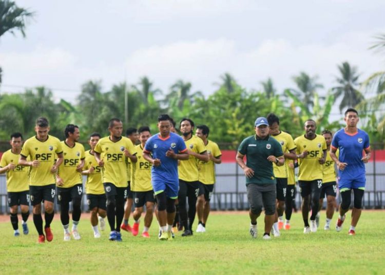 Bobby Satria dkk mengikuti latihan perdana Babel Muba United di Stadion Serasan Sekate Sekayu, Kamis (15/4/2021). (fornews.co/media officer bmu)