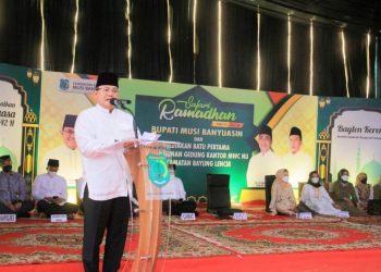 Bupati Muba Dodi Reza Alex menyampaikan sambutan pada Safari Ramadan 1442H di Kelurahan Bayung Lencir Indah, Kecamatan Bayung Lencir, Kamis (15/4/2021). (fornews.co/humas pemkab muba)
