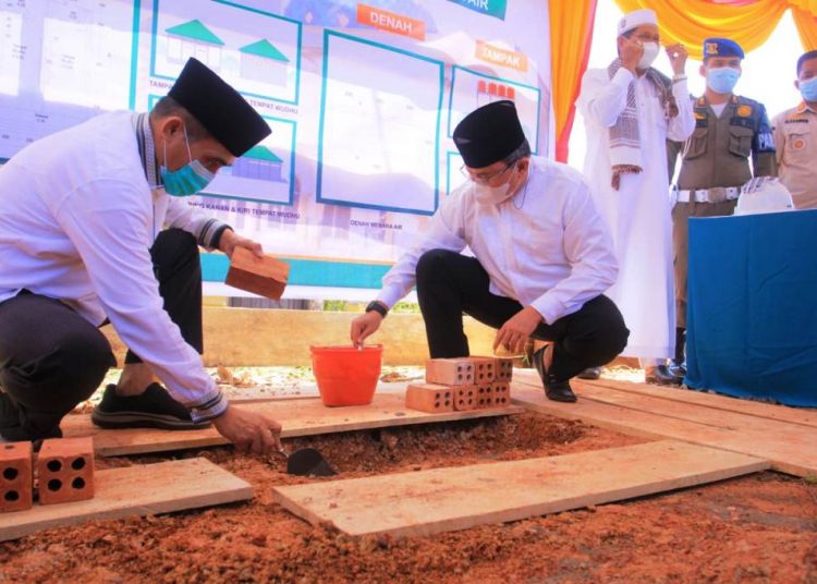 Bupati Muba Dodi Reza Alex melakukan peletakan batu pertama pembangunan menara air dan tempat wudu Masjid Al Karim Noer Sekayu, Jumat (16/4/2021). (fornews.co/humas pemkab muba)