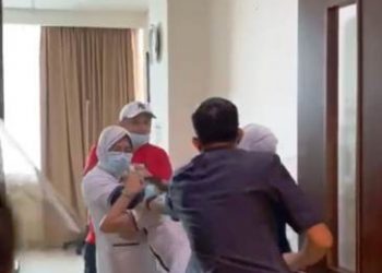 Tangkapan layar video penganiayaan perawat oleh keluarga pasien (berkaos merah) di RS Siloam Sriwijaya Palembang, Kamis (15/4/2021). (fornews.co/ist)