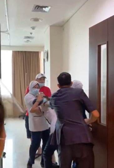 Tangkapan layar video penganiayaan perawat oleh keluarga pasien (berkaos merah) di RS Siloam Sriwijaya Palembang, Kamis (15/4/2021). (fornews.co/ist)
