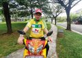 Presiden Sriwijaya FC Hendri Zainuddin menaiki motor Yamaha Jupiter Z livery Sriwijaya FC limited edition yang akan menjadi salah satu koleksi di Sriwijaya FC Stadium Sports and Tourism, Minggu (18/4/2021). (fornews.co/media officer sriwijaya fc)