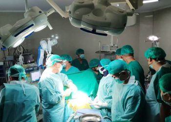 Tim dokter RSUD Sekayu saat melakukan operasi jantung terbuka, Sabtu (17/4/2021). (fornews.co/humas pemkab muba)