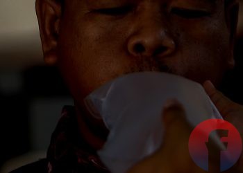 Pemeriksaan Covid-19 menggunakan GeNose C19 dengan mengambil sampel udara dari napas. (matakamera/fornews.co/mushaful imam)