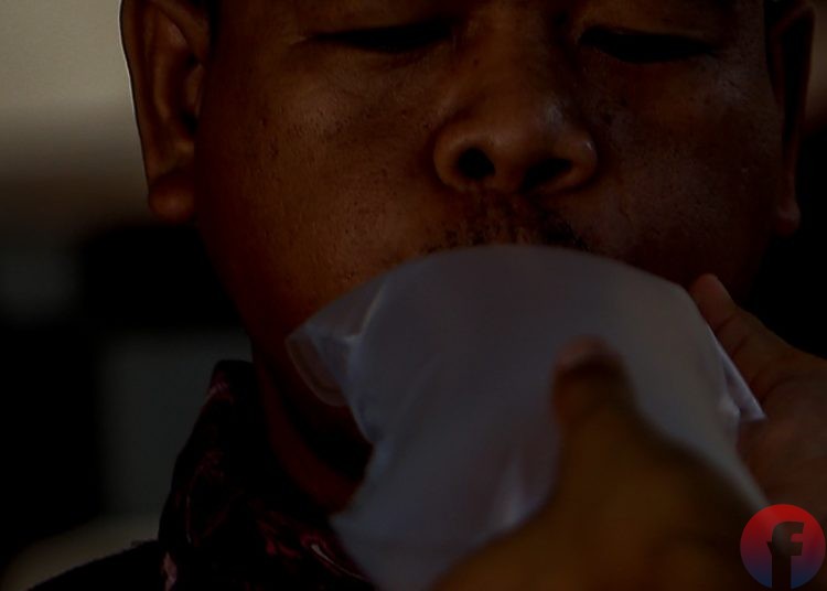 Pemeriksaan Covid-19 menggunakan GeNose C19 dengan mengambil sampel udara dari napas. (matakamera/fornews.co/mushaful imam)