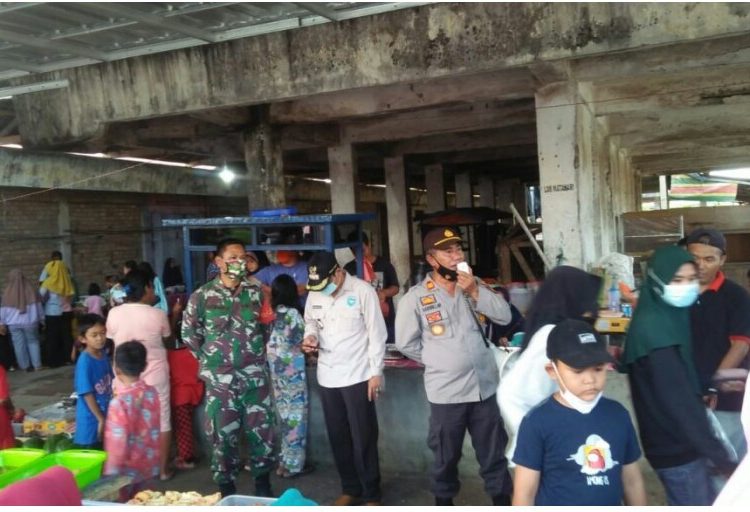 Kegiatan imbauan dan sosialisasi disiplin protokol kesehatan, di pasar tradisional Desa Bandar Jaya Kecamatan Lengkiti Kabupaten Ogan Komering Ulu (OKU), Selasa (20/04). (istimewa)