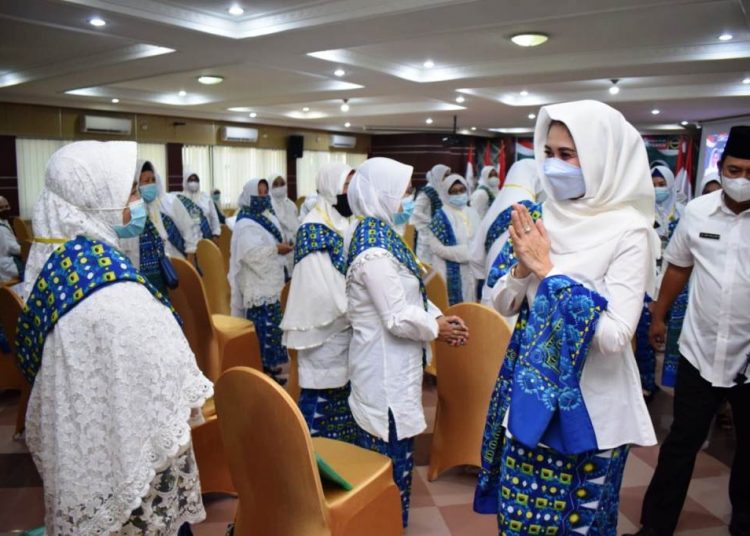 Ketua BKMT Kabupaten Muba Thia Yufada Dodi Reza menyapa peserta Musda ke-5 BKMT Kabupaten Muba di Auditorium Pemkab Muba, Rabu (21/4/2021). (fornews.co/humas pemkab muba)