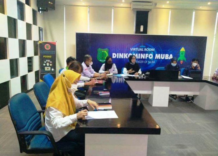 Kepala Bidang Statistik Sektoral Kominfo Kabupaten Muba Irma Santi Dewi memberi penjelasan pada working group coaching clinic sinkronisasi dan sinergi penentuan rancangan data prioritas beberapa OPD di virtual room Dinas Kominfo Muba, Selasa (20/4/2021). (fornews.co/humas pemkab muba)