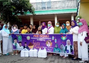 DPC Perempuan Bangsa Ogan Ilir saat melakukan bakti sosial ke sejumlah tempat dalam rangka memperingati Hari Kartini, Rabu (21/4/2021). (fornews.co/ist)