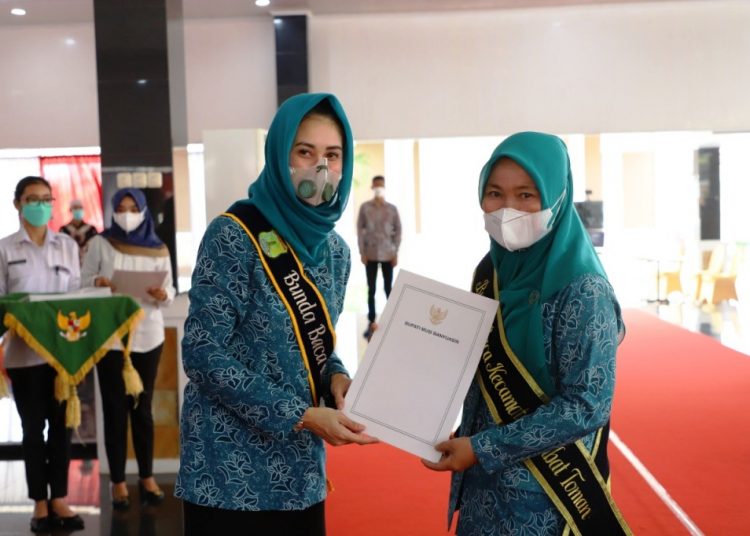 Bunda Baca Muba Thia Yufada menyerahkan SK Bunda Baca Babat Toman pada pengukuhan di Pendopoan Griya Bumi Serasan Sekate, Kamis (22/4/2021). (fornews.co/humas pemkab muba)