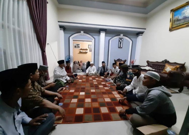 Suasana duka terasa di rumah orang tua Sertu (EKL) Ryan Yogie Pratama di Desa Sumber Mulyo, Kecamatan Buay Madang Timur, Kabupaten OKU Timur, seusai mendengar kepastian mengenai gugurnya seluruh personel on board KRI Nanggala 402, Minggu malam (25/4/2021). (fornews.co/ist)