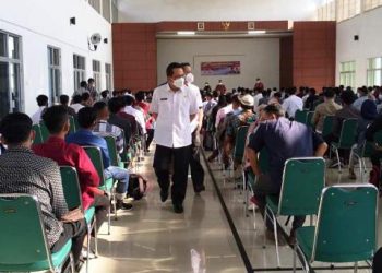 Kepala Disnakertrans Kabupaten Muba Mursalin saat meninjau pelaksanaan tes tertulis rekrutmen PT Banyuasin Agro Mandiri yang diikuti TKL Muba, Senin (26/4/2021). (fornews.co/humas pemkab muba)