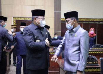 Bupati Muba Dodi Reza Alex berbincang dengan seorang anggota DPRD Kabupaten Muba usai menghadiri Rapat Paripurna, Senin (26/4/2021). (fornews.co/humas pemkab muba)
