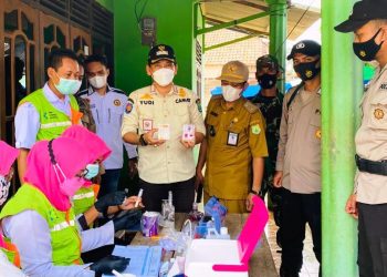 Camat Jirak Jaya Yudi Suhendra bersama tim gabungan sedang memeriksa sampel makanan dari pedagang di Pasar Jirak Jaya, Senin (26/4/2021). (fornews.co/humas pemkab muba)