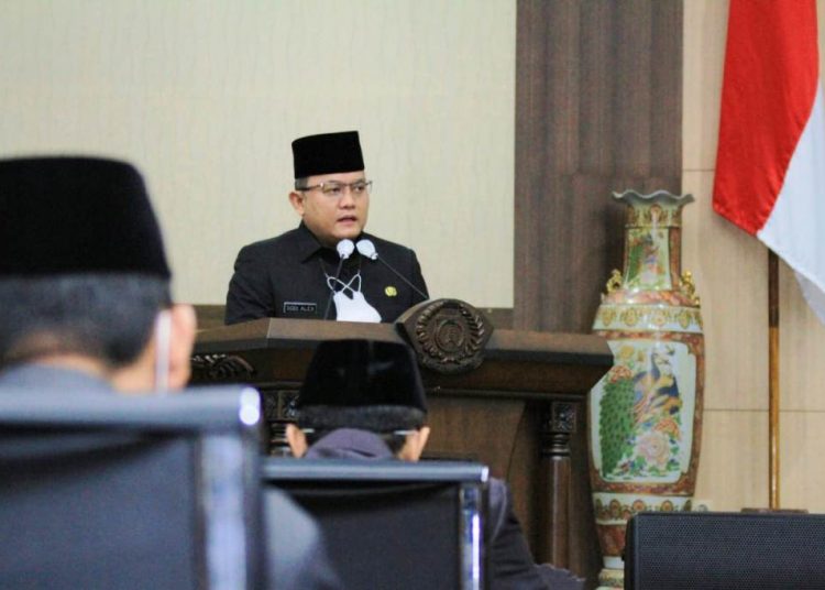 Bupati Muba Dodi Reza Alex menyampaikan jawaban dan tanggapan Pemkab Muba atas pemandangan umum fraksi-fraksi DPRD Muba terhadap Pertanggungjawaban Pelaksanaan APBD 2020 di rapat paripurna, Selasa (27/4/2021). (fornews.co/humas pemkab muba)