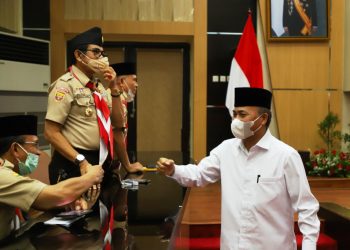 Ketua Kwarcab Gerakan Pramuka Muba Apriyadi menyapa pengurus Kwarda Gerakan Pramuka Sumsel saat menghadiri Rakor Pembangunan Anjungan Bumi Perkemahan Pramuka di auditorium Graha Bina Praja Provinsi Sumsel, Rabu (28/4/2021). (fornews.co/humas pemkab muba)