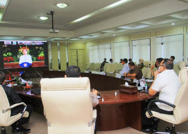 Bupati Muba Dodi Reza Alex bersama Forkopimda mengikuti pengarahan Presiden RI Joko Widodo secara virtual, Rabu (28/4/2021). (fornews.co/humas pemkab muba)