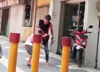 Tangkapan layar seorang wanita saat melakukan penganiayaan kepada anak di kawasan Simpang Charitas Palembang, Rabu (28/4/2021). (fornews.co/ist)
