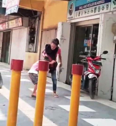 Tangkapan layar seorang wanita saat melakukan penganiayaan kepada anak di kawasan Simpang Charitas Palembang, Rabu (28/4/2021). (fornews.co/ist)