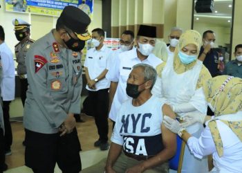 Kapolda Sumsel Irjen Eko Indra Heri berbincang santai dengan seorang Lansia yang mengikuti vaksinasi Covid-19 di Gedung Darma Wanita Sekayu, Kamis (29/4/2021). (fornews.co/humas pemkab muba)