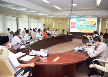 Sekda Muba Apriyadi saat memimpin rapat koordinasi penegakan protokol kesehatan dan kewaspadaan peningkatan kasus Covid-19 di Kabupaten Muba, Kamis (29/4/2021). (fornews.co/humas pemkab muba)