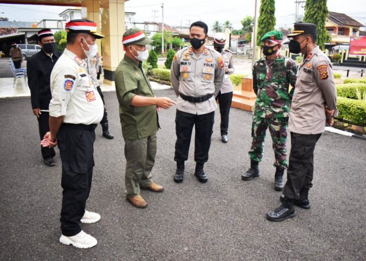 Sekda Muba Apriyadi berbincang dengan Kapolres Muba AKBP Erlin Tangjaya, Kasdim 0401 Muba Mayor Inf M Daud usai Apel Kebangsaan Tahun 2021 di Mapolres Muba, Jumat (30/4/2021). (fornews.co/humas pemkab muba)