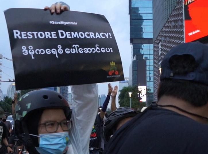 Peserta aksi Gowes for Democracy di Jakarta mengangkat poster bentuk solidaritas untuk Myanmar. (istimewa/AJI)