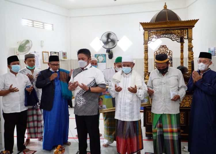 Gubernur Sumsel Herman Deru menghadiri sholat Jum'at di Masjid Jami' As-Salam di Jalan Makrayu Palembang, Jum'at (2/4/2021). (fornews.co/ist/Humas Pemprov Sumsel)