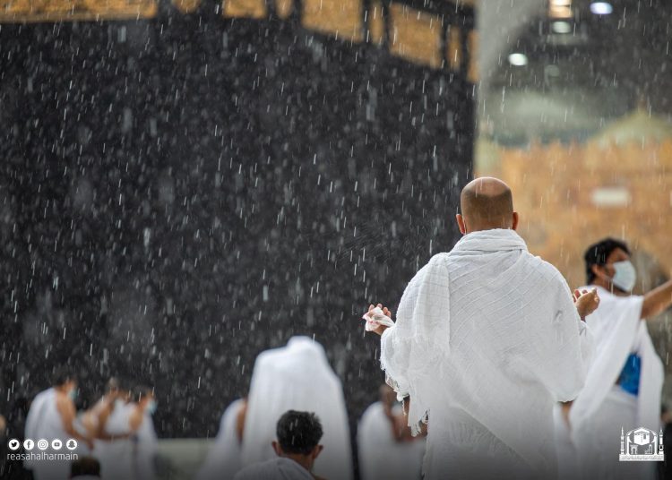 Jamaah umrah tetap mengikuti salat dan berdoa di bawah guyuran hujan di mataf di depan Ka’bah, (istimewa/twitter Haramain Sharifain)