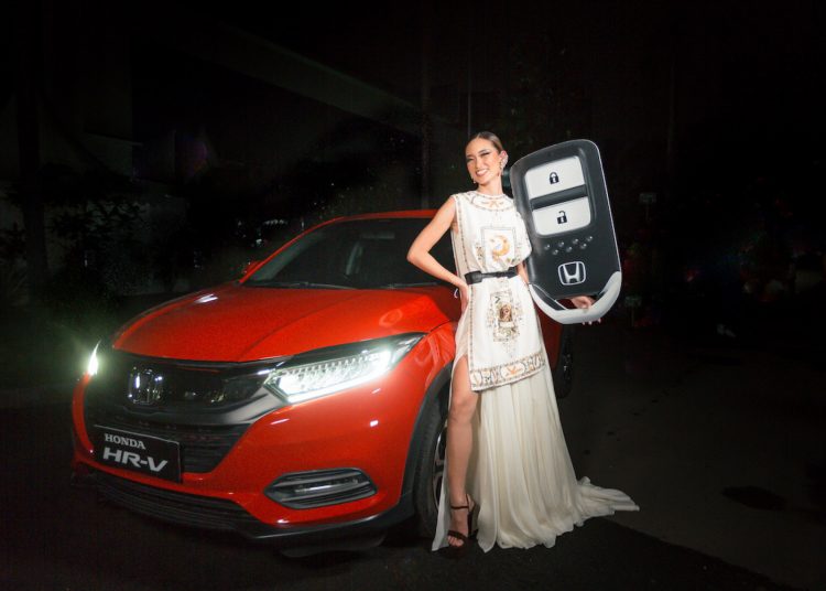 Danella Ilene Kurniawan, Juara Indonesia’s Next Top Model (INTM) 2020, berpose dengan hadiah utama mobil New Honda HR-V. (istimewa/Honda-Indonesia)