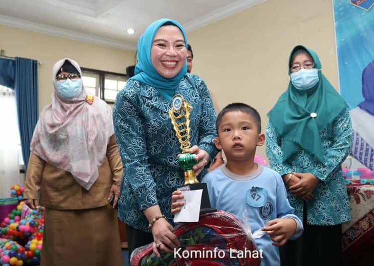 Ketua TP PKK Kabupaten Lahat Lidyawati Cik Ujang menyerahkan trofi dan hadiah kepada juara keterampilan bermain edukatif, Senin (12/4/2021). (fornews.co/kominfo lahat)