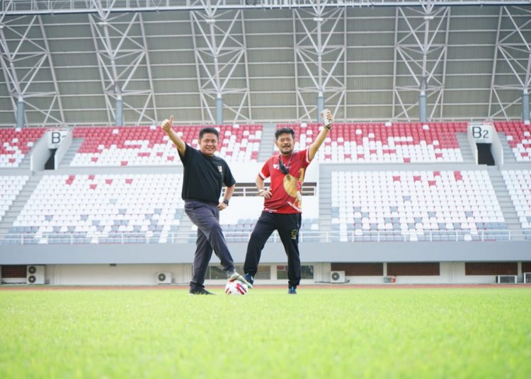 Menteri Pertanian RI Syahrul Yasin Limpo dan Gubernur Sumsel Herman Deru di Stadion Gelora Sriwijaya Jakabaring Sport City (JSC) Palembang, Minggu (4/4/2021) pagi. (fornews.co/ist/Humas Pemprov Sumsel)