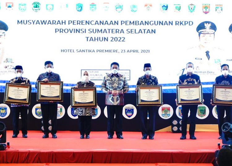 Dalam Musrenbang Sumsel 2022 dilakukan pemberian penghargaan pembangunan daerah kab/kota di Sumsel atas kualitas perencanaan kab/kota di Sumsel. 
(istimewa/Humas Pemprov Sumsel)