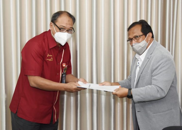 Direktur Utama PDC, Teddyanus Rozarius (kanan) menyerahkan Laporan Kinerja 2020 kepada Direktur Operasi PT PDSI, Judha Sumarianto selaku pemegang saham, dalam RUPS Tahunan PT PDC Tahun Buku 2020 di Jakarta, Kamis, 22 April 2021. (istimewa/pertamina)